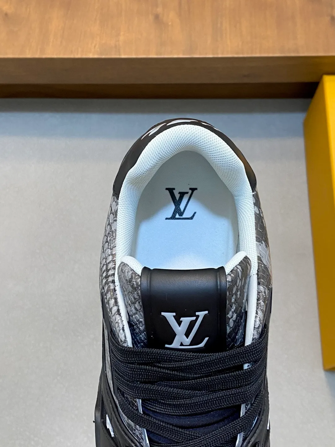 💰860 LV TRAINER python pattern sneakers for men are shipping. The early version of the LV Vuitton World official website is made of gorgeous snakeskin pattern and smooth cow leather, showing the creative inspiration drawn by menswear artistic director Virgil Abloh from retro basketball shoes. The handwritten Louis Vuitton logo is embossed to accentuate the complex structure of the upper. It is made of python textured leather and smooth calf leather. It is decorated with the handwritten Louis Vuitton logo and Vuitton logo on the side. The tongue is decorated with LV letters and the rear is decorated with the #54 logo. The classic rubber outsole is decorated with Monogram flowers. Needless to say, the comfort of Lujia's shoes is very masculine! Completely packaged! Size: 39-40-41-42-43-44 standard leather shoe size (38/45/46 can be customized and does not support returns)